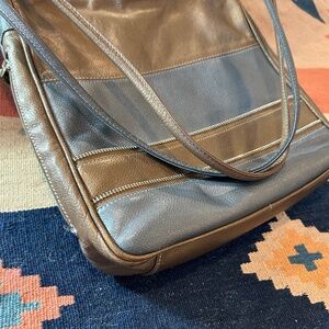 ILI New York TORONTO Shoulder Bag/Backpack Convertible. Bronze-Gunmetal